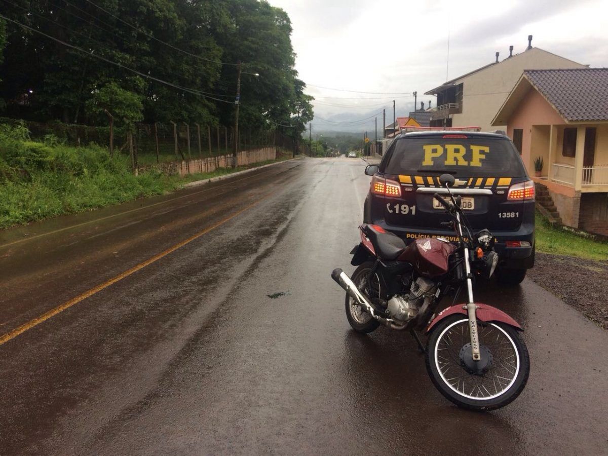 PRF prende motociclista por direção perigosa Grupo A Hora