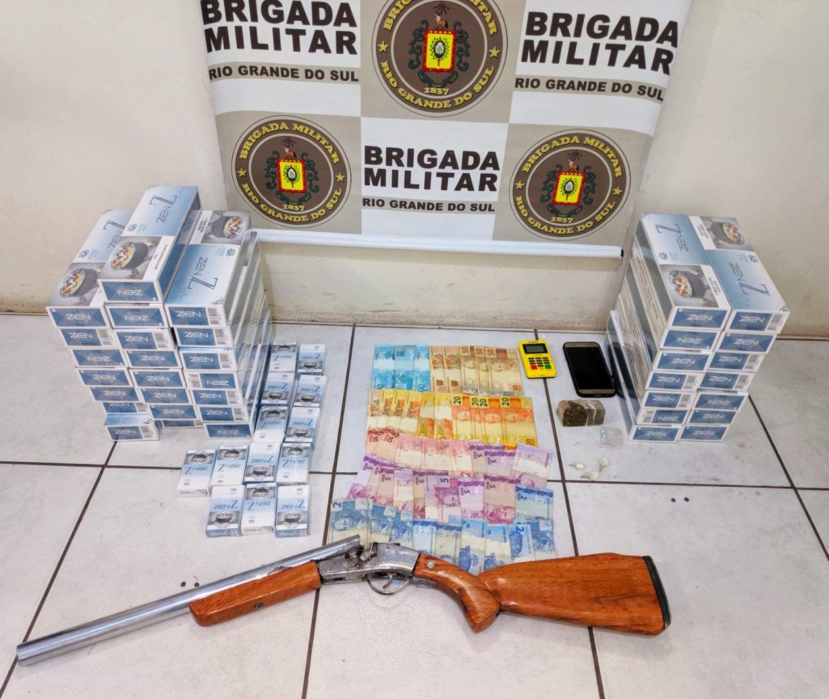 Homem é preso por tráfico de drogas e porte de arma Grupo A Hora