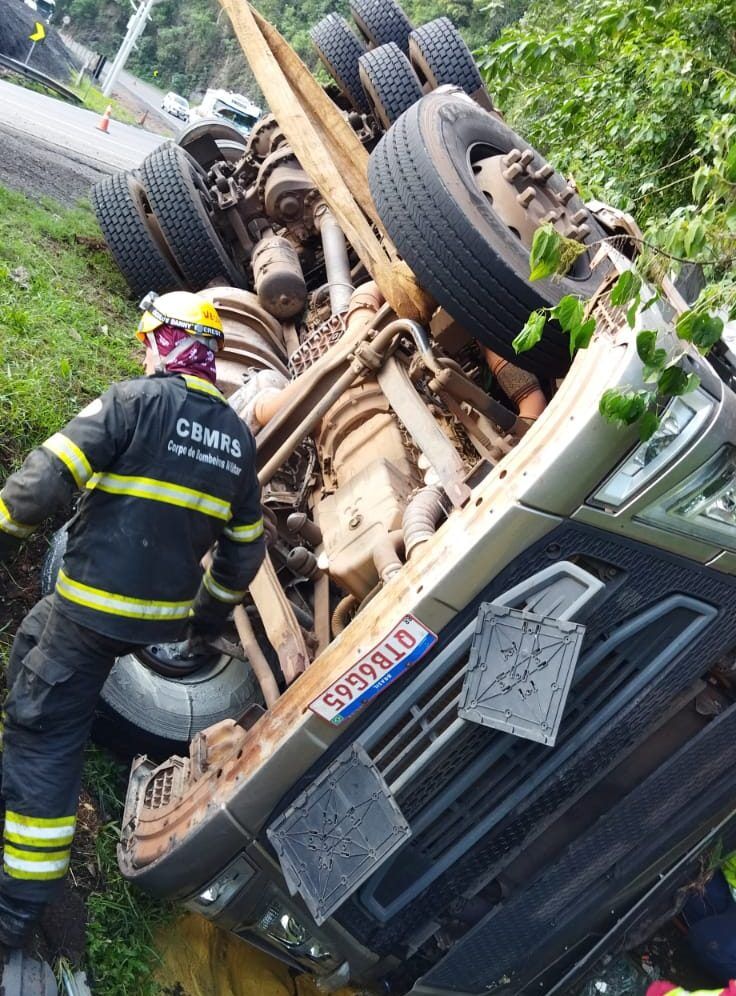 Caminh O Tomba Na Br Em Pouso Novo E Deixa Motorista Ferido