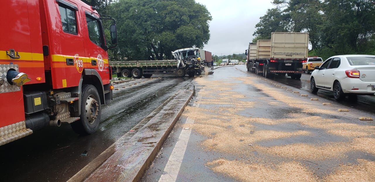 Acidente caminhões deixa três homens feridos em Cruzeiro do Sul