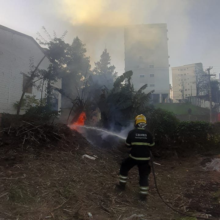 Inc Ndio Atinge Terreno Baldio No Bairro Moinhos Grupo A Hora