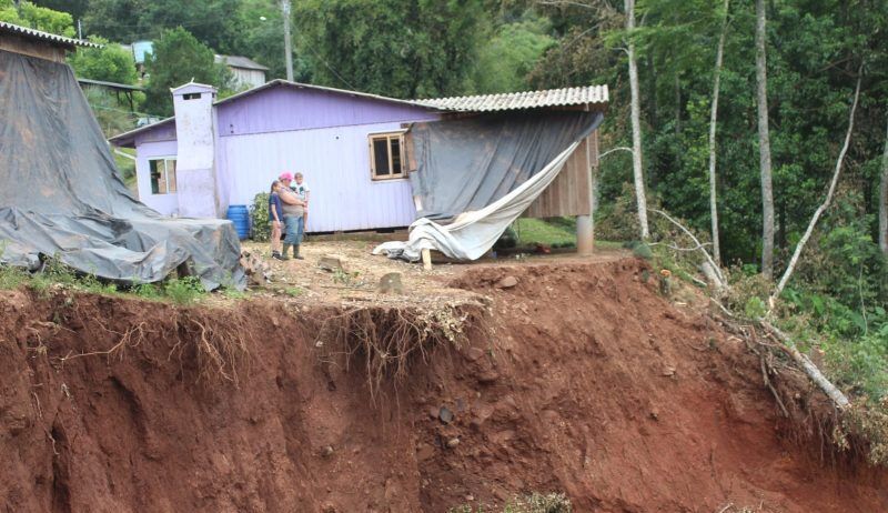 Deslizamento ameaça moradias no Morro São Roque em Arroio do Meio