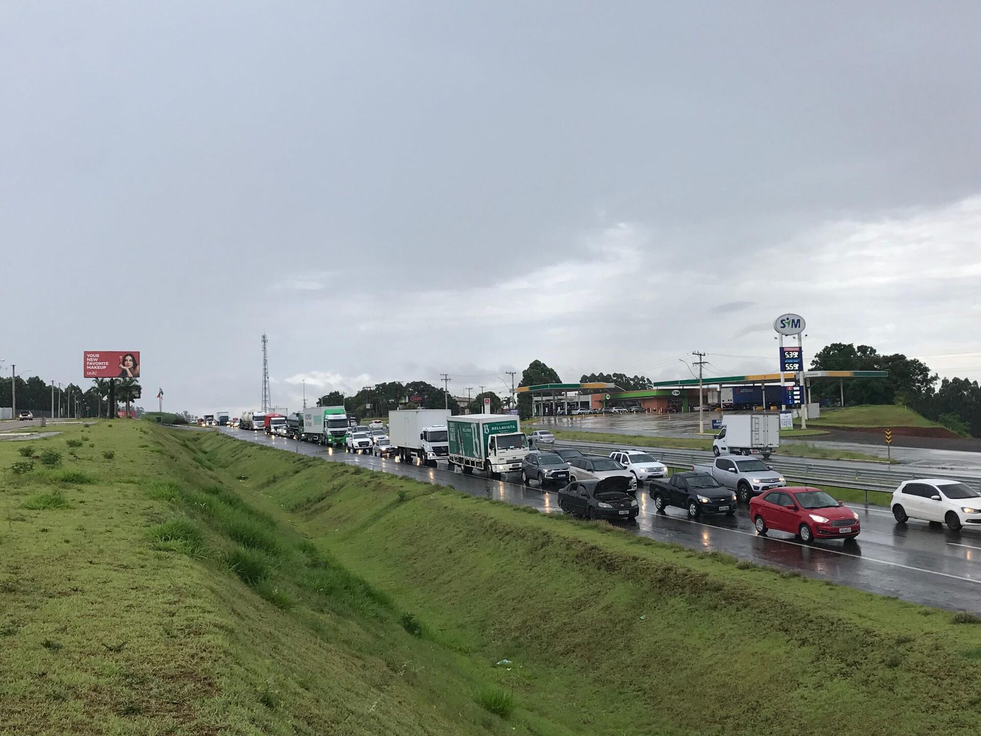 Carreta Sai De Pista Tomba E Congestiona Br Em Estrela Grupo A Hora