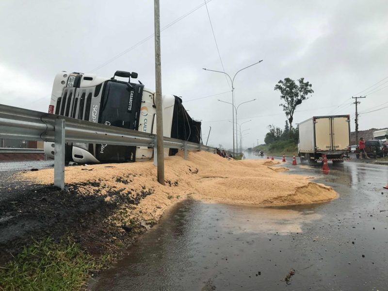 Caminhão carregado farelo de soja tomba na BR 386 Grupo A Hora