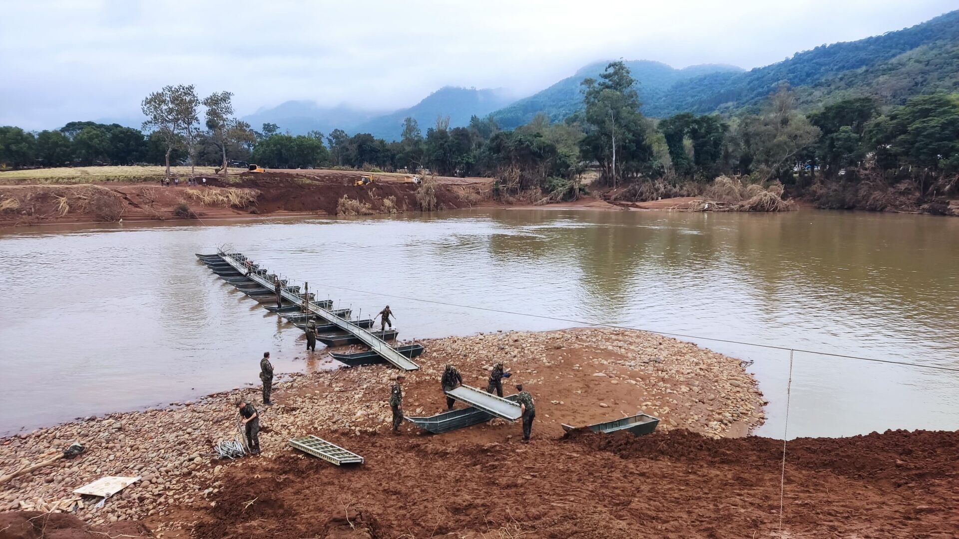 Exército inicia montagem de passadeira entre Marques de Souza e