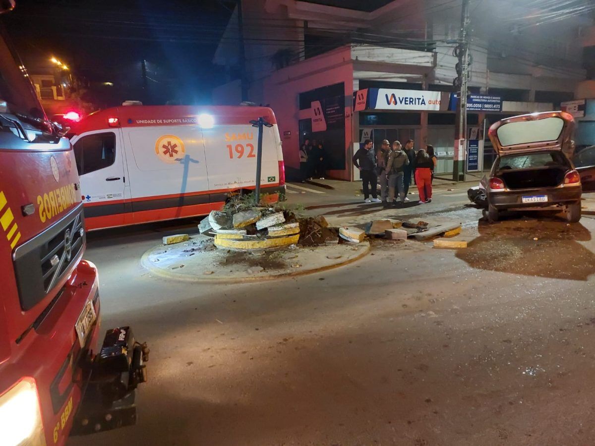 Após colidir em canteiro central mulher é retirada das ferragens em