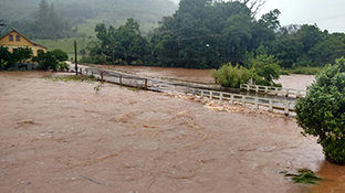 Temporal causa estragos, alaga casas e estradas