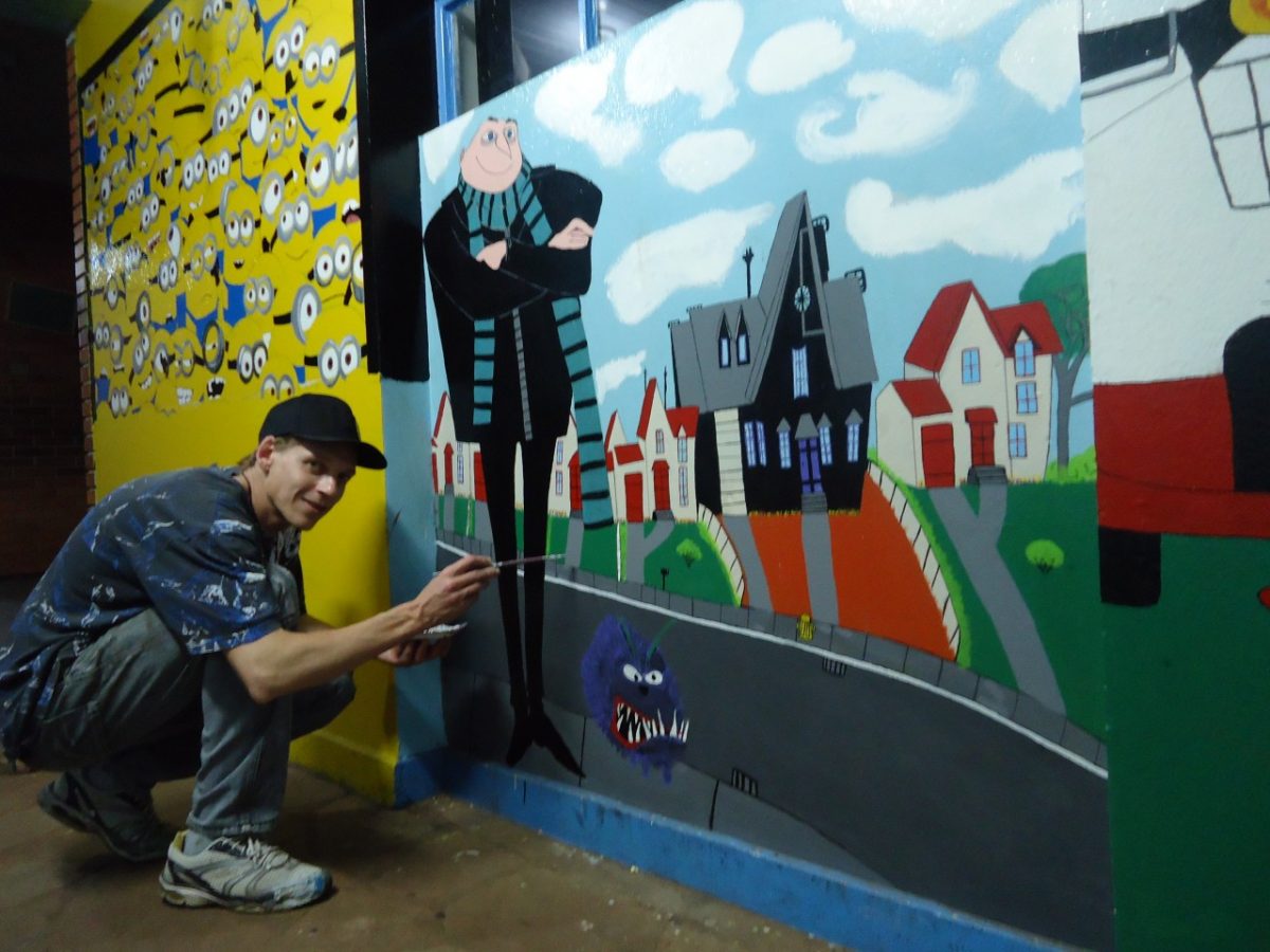 Voluntário pinta escola onde estudou