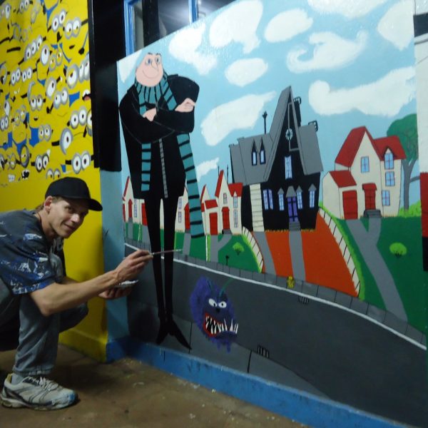 Voluntário pinta escola onde estudou