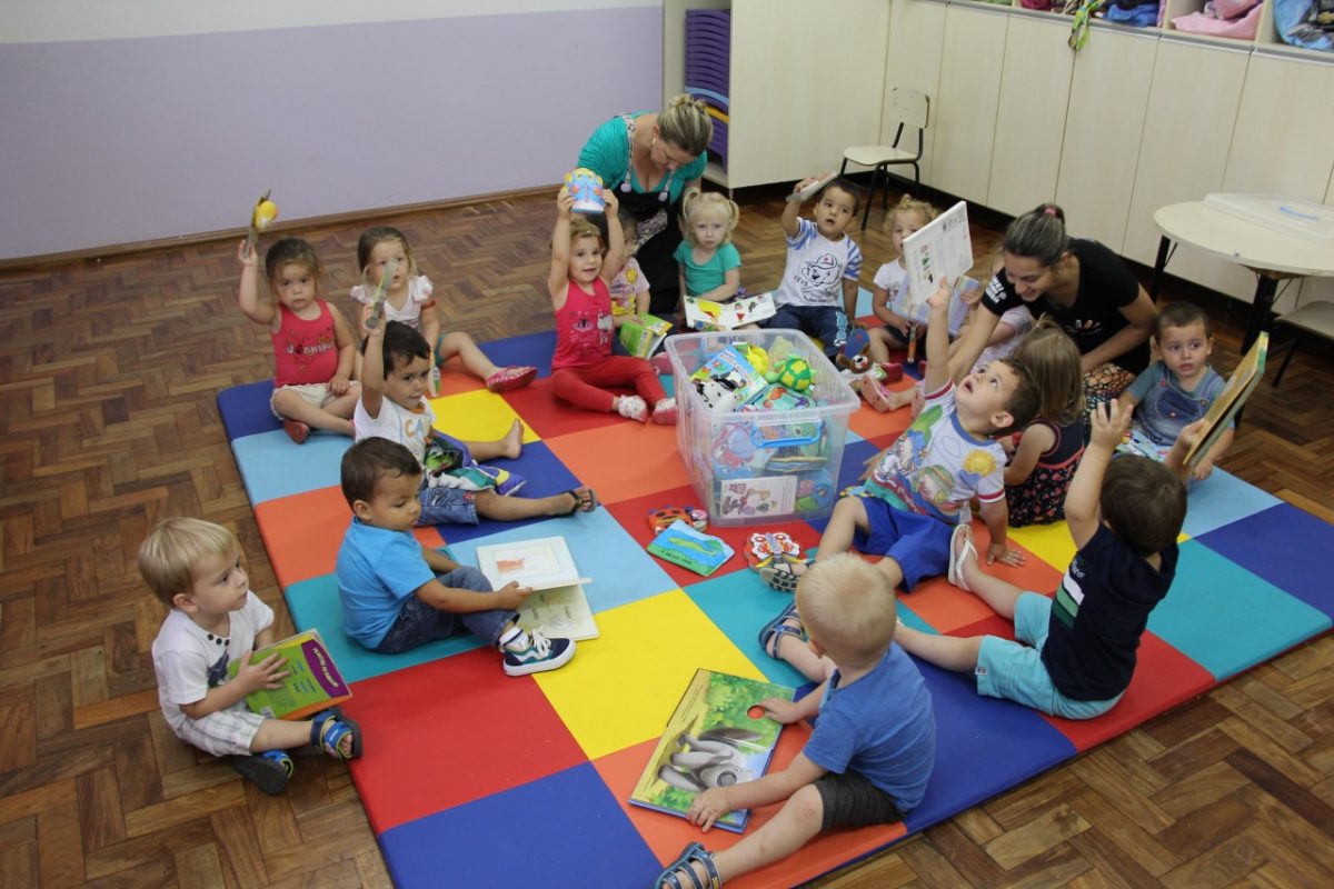 Programa reabre escolas durante as férias