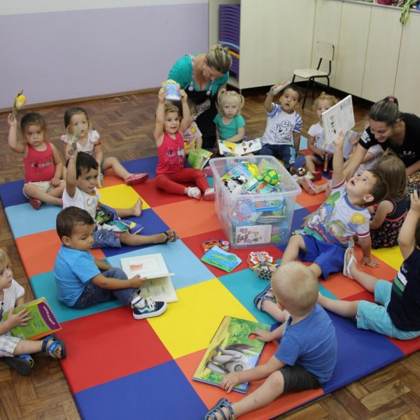 Programa reabre escolas durante as férias