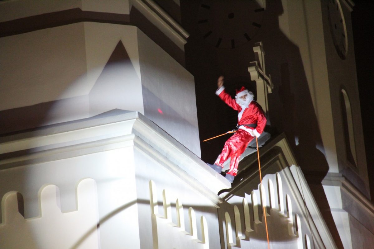 Papai Noel surpreende e desce de rapel