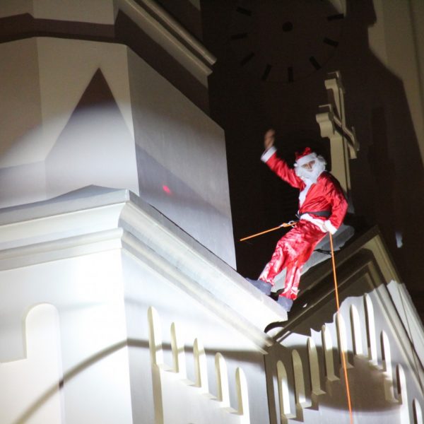 Papai Noel surpreende e desce de rapel