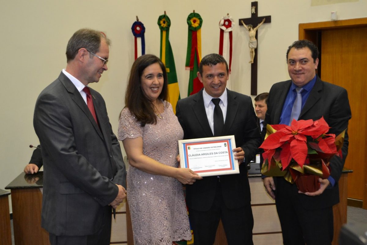 Claudia Costa recebe título de Cidadã