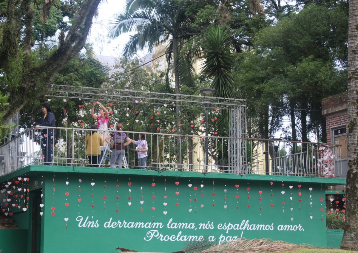 Voluntariado garante decoração natalina