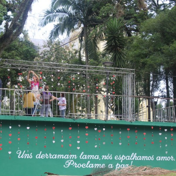 Voluntariado garante decoração natalina