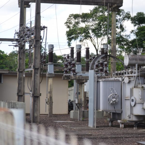 Empresa interrompe linha de transmissão