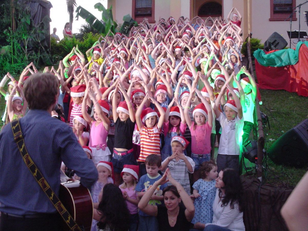 Crianças cantam músicas de Natal