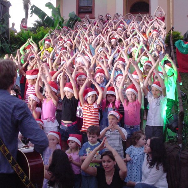 Crianças cantam músicas de Natal