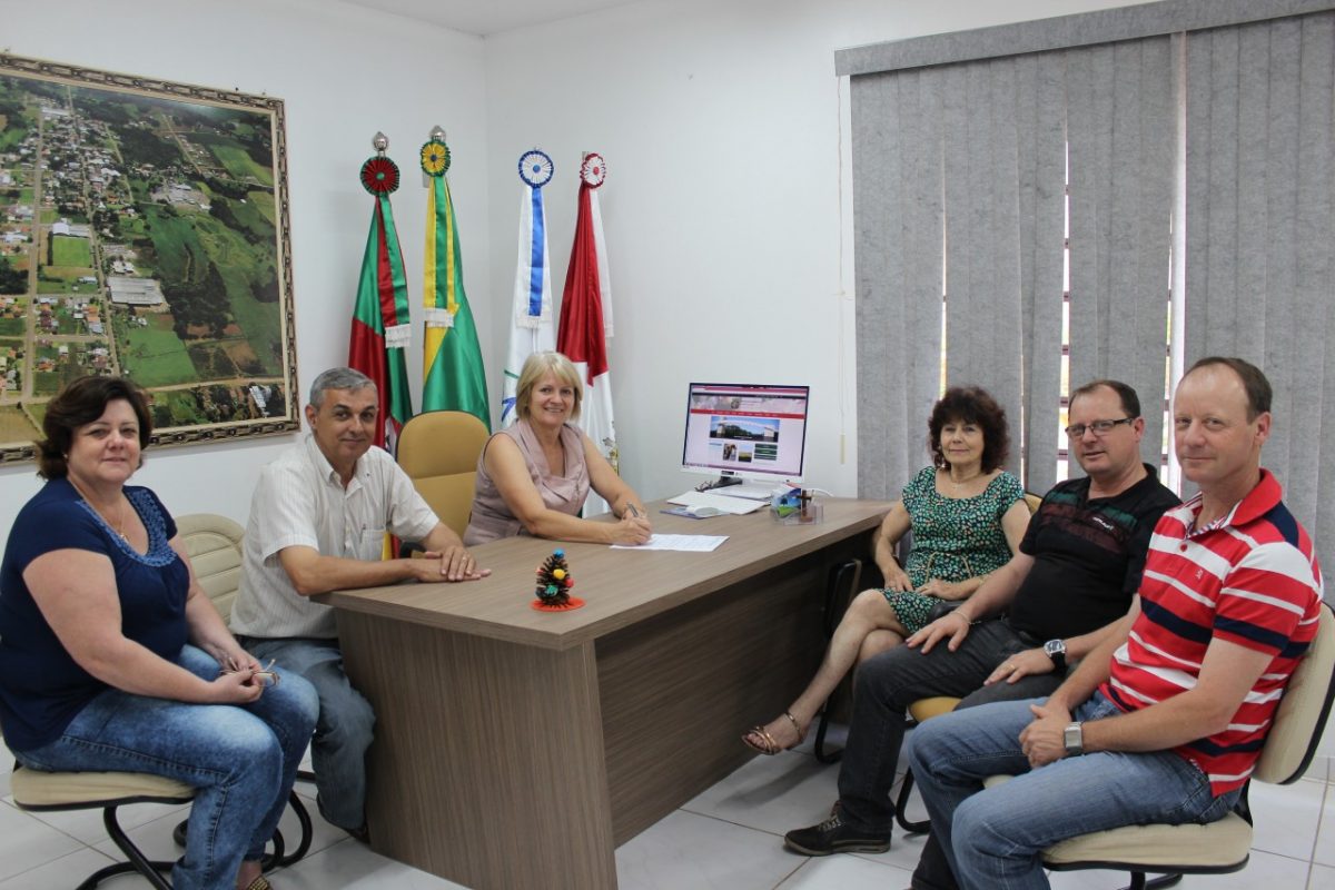 Escola recebe nome de líder comunitário