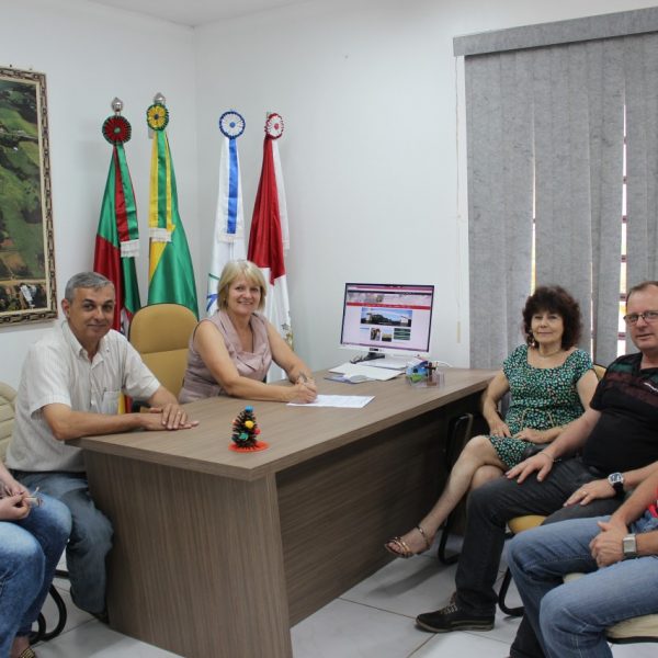 Escola recebe nome de líder comunitário