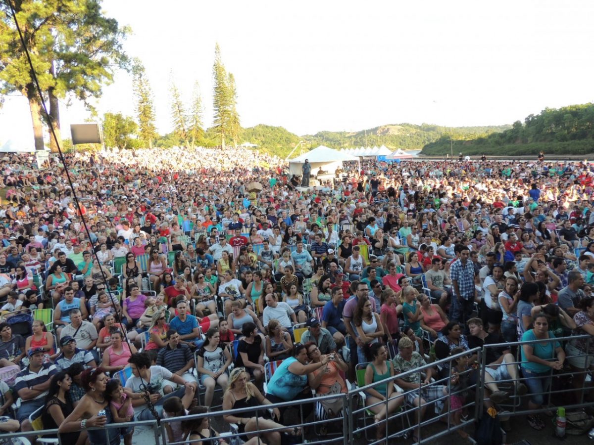 Dupla sertaneja faz show na Barragem