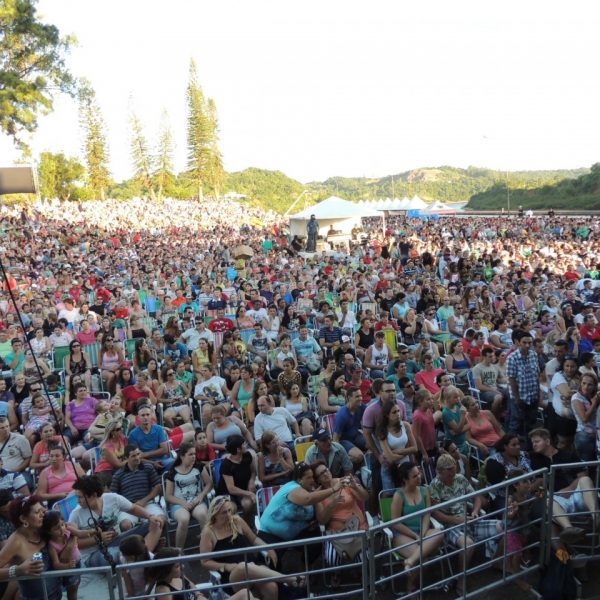 Dupla sertaneja faz show na Barragem