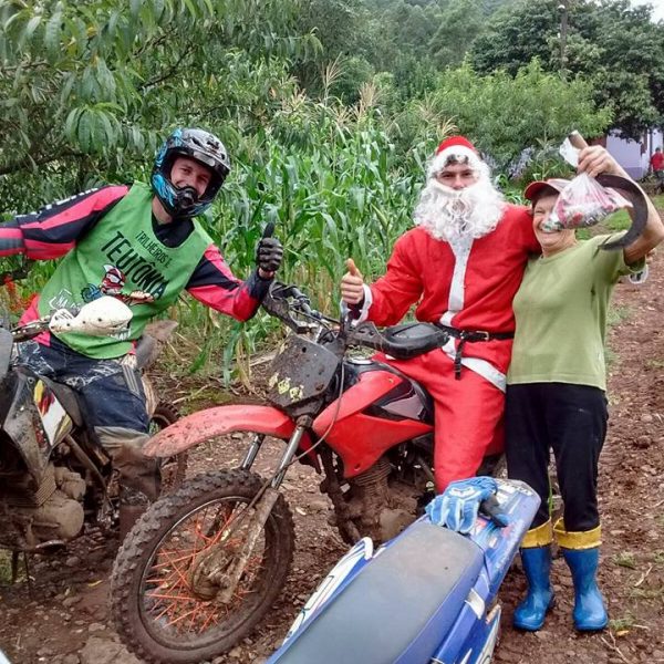 Papai Noel trilheiro presenteia famílias