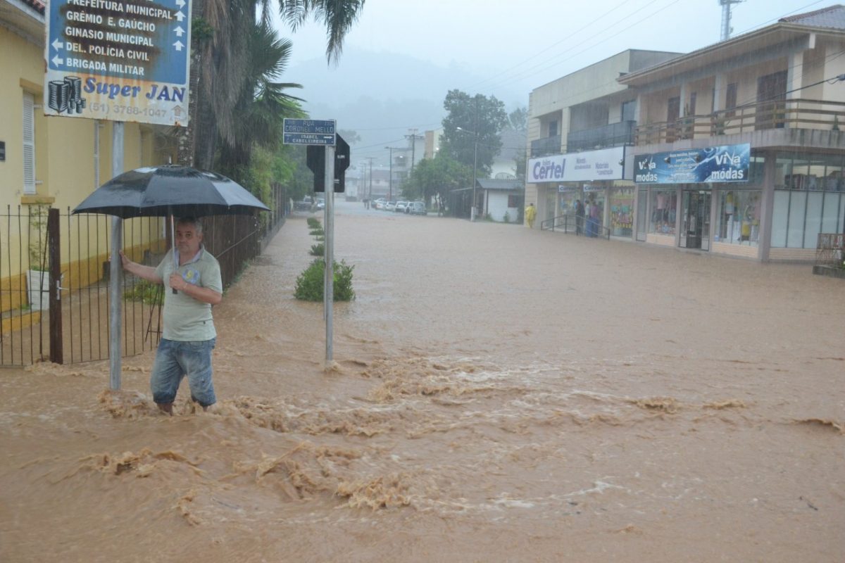 Chuva danifica pontes e alaga ruas