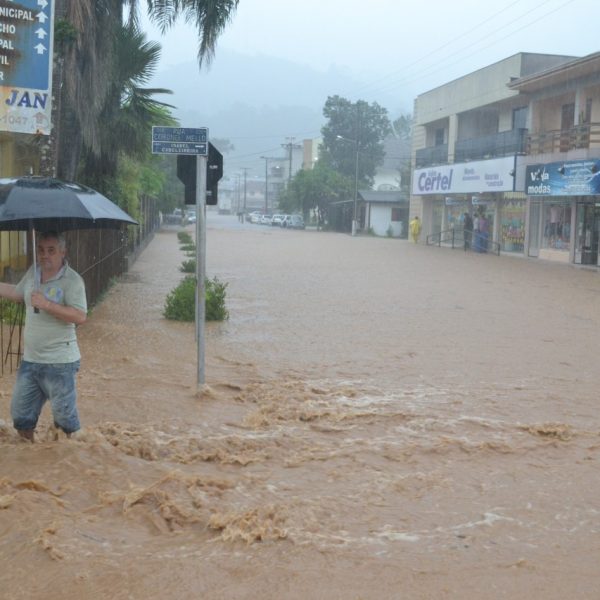 Chuva danifica pontes e alaga ruas