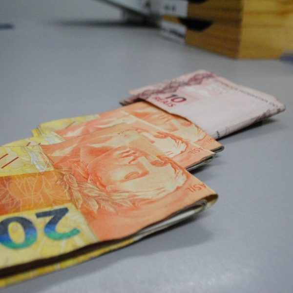 Salário mínimo sobe para R$ 880 em 2016