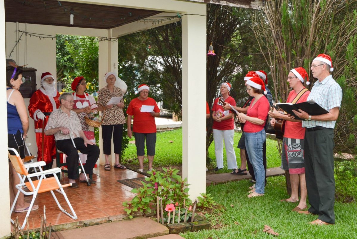 Caravana do Papai Noel visita comunidades