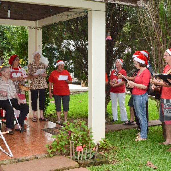 Caravana do Papai Noel visita comunidades
