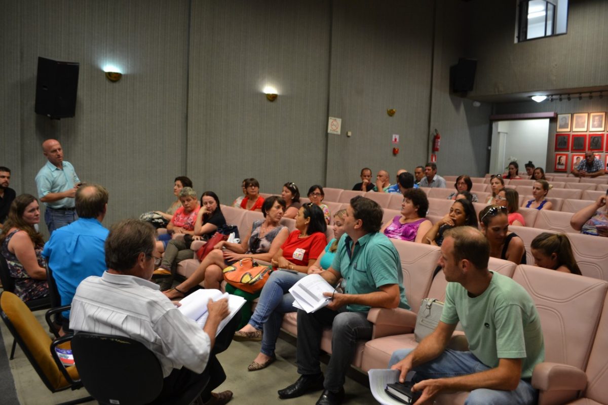 Servidores municipais pressionam vereadores para rejeitar projeto