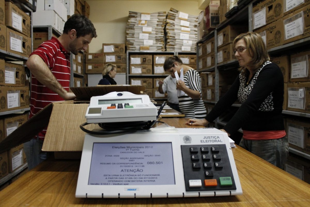 Justiça anuncia eleição manual para 2016