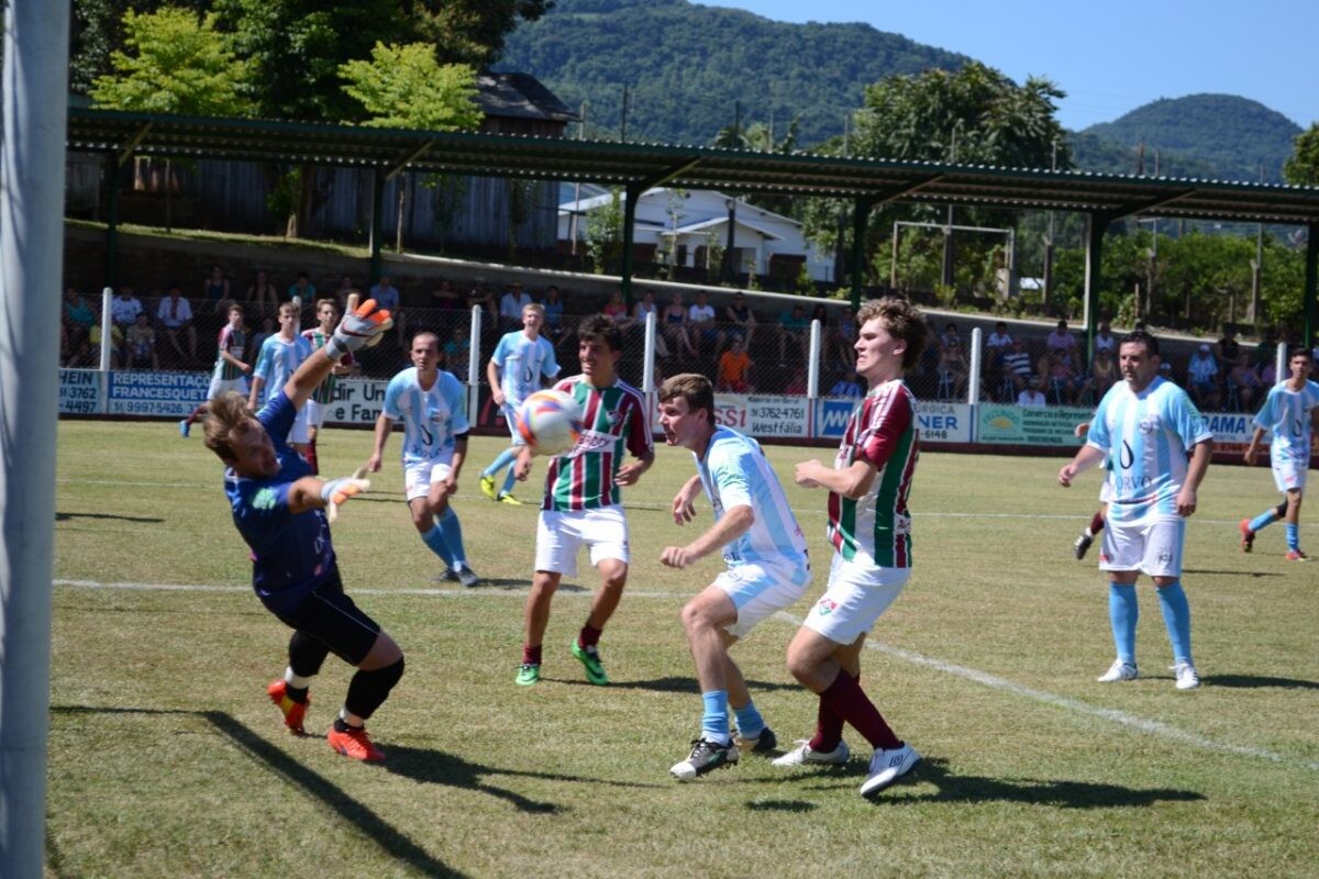 Em Westfália, Fluminense vence o Rui Barbosa nas duas categorias