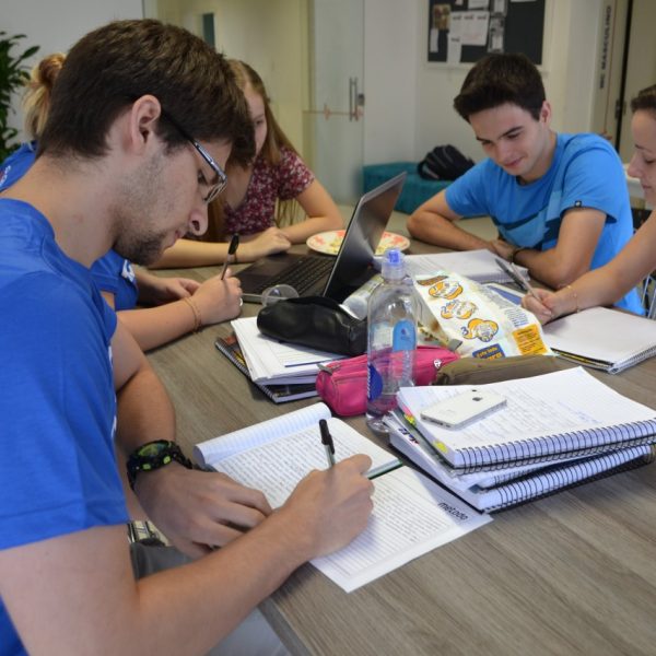 Alunos tentam vagas em cursos públicos