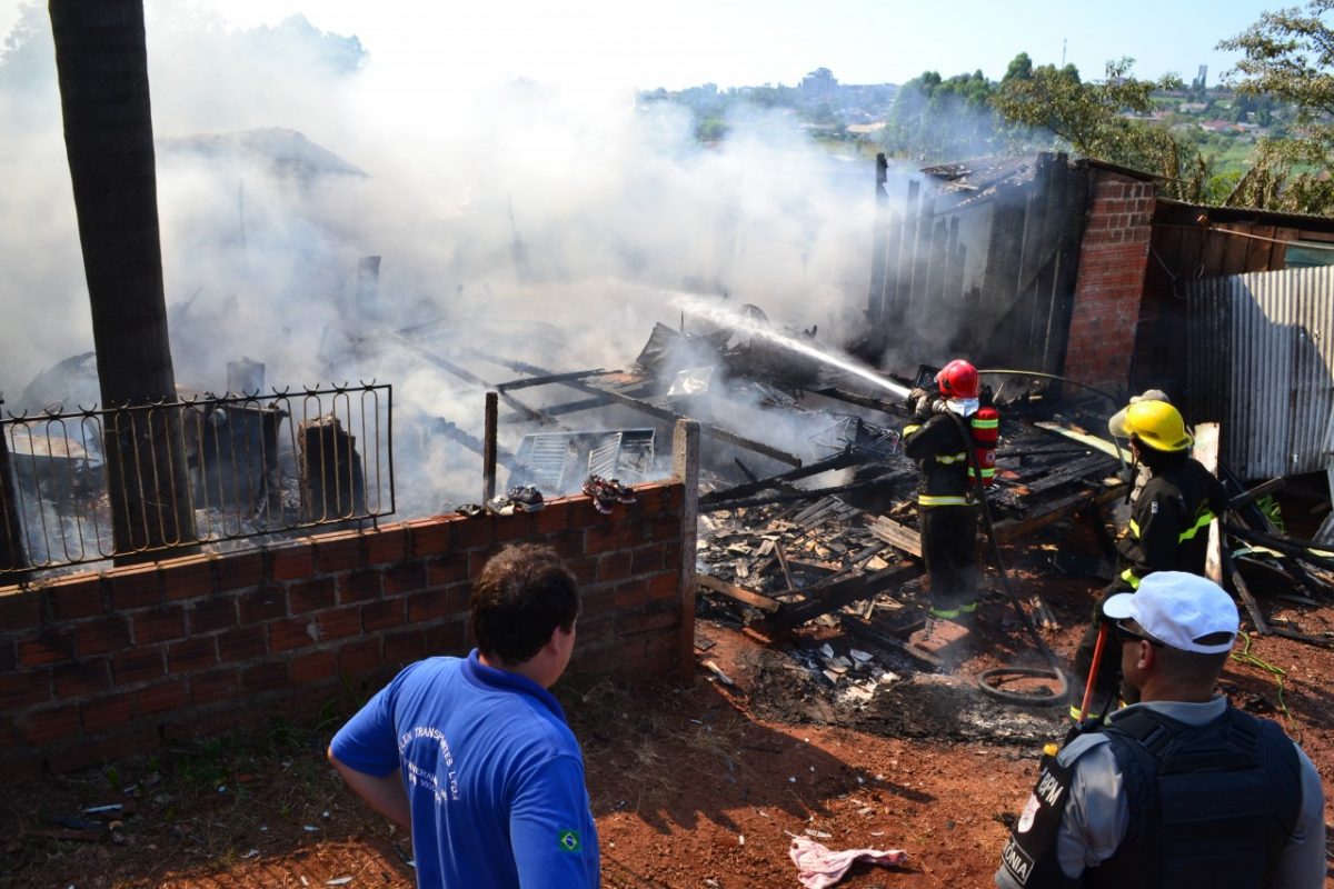 Incêndio atinge três casas e  desabriga 10 pessoas em Teutônia