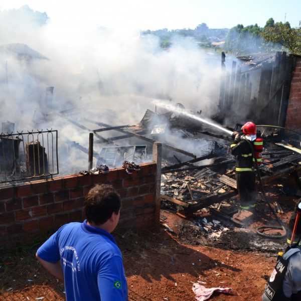 Incêndio atinge três casas e  desabriga 10 pessoas em Teutônia