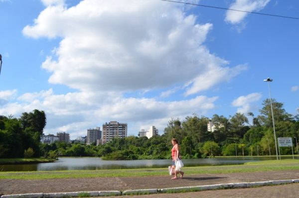 Feriado será abafado e com chuva passageira