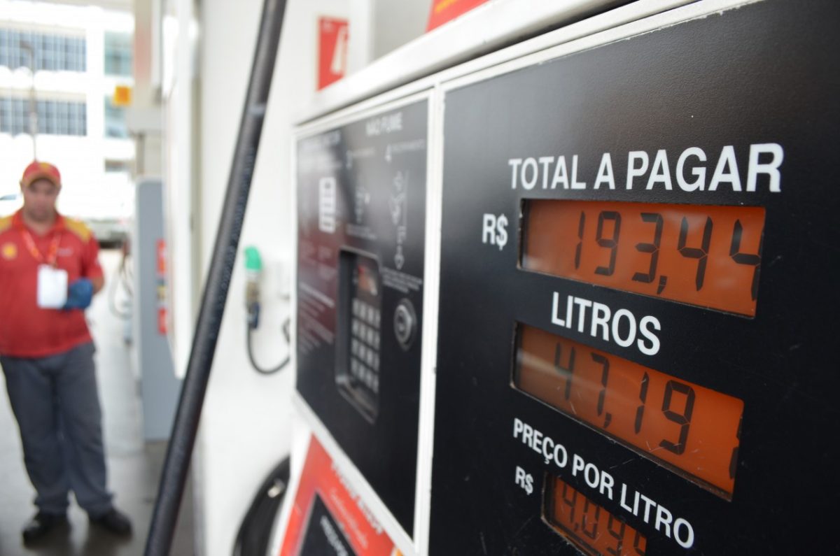 Preço da gasolina sobe R$ 0,10 na terça-feira