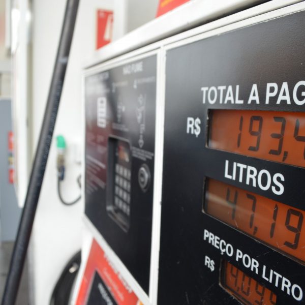 Preço da gasolina sobe R$ 0,10 na terça-feira