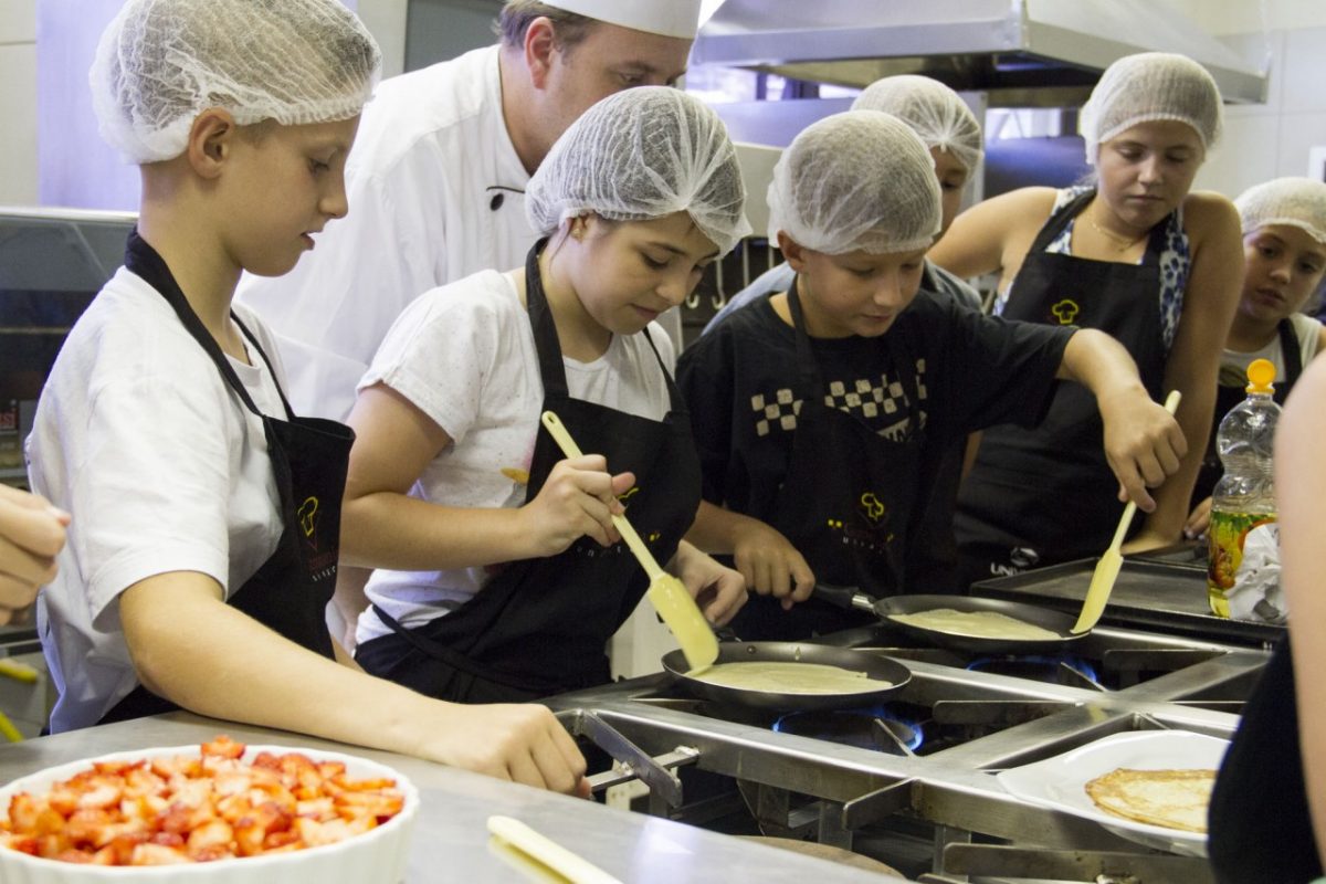 Crianças aprendem técnicas de culinária