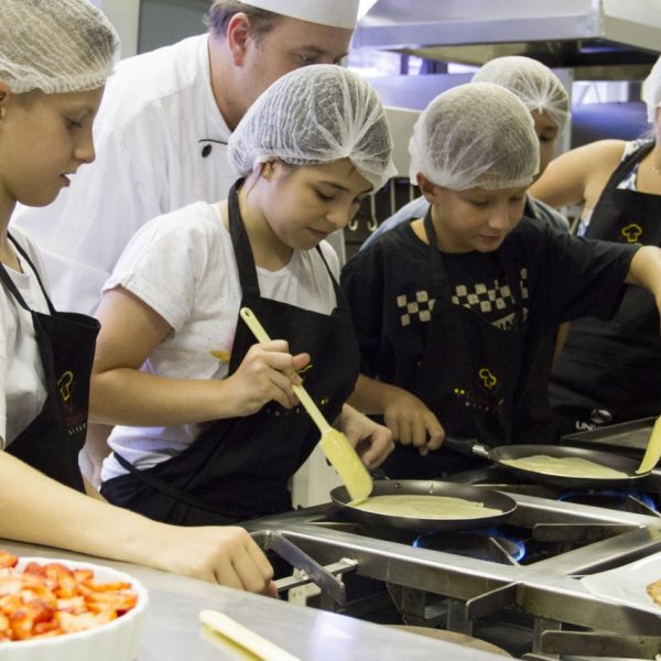 Crianças aprendem técnicas de culinária