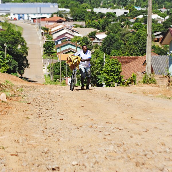 Moradores cobram retomada de obra