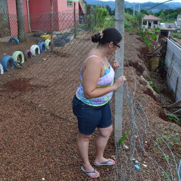 Erosão avança sobre pátio de escola