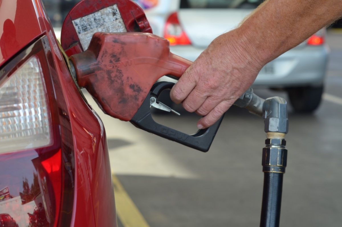 Gasolina sobe 4% nas refinarias e aumento passa a valer hoje