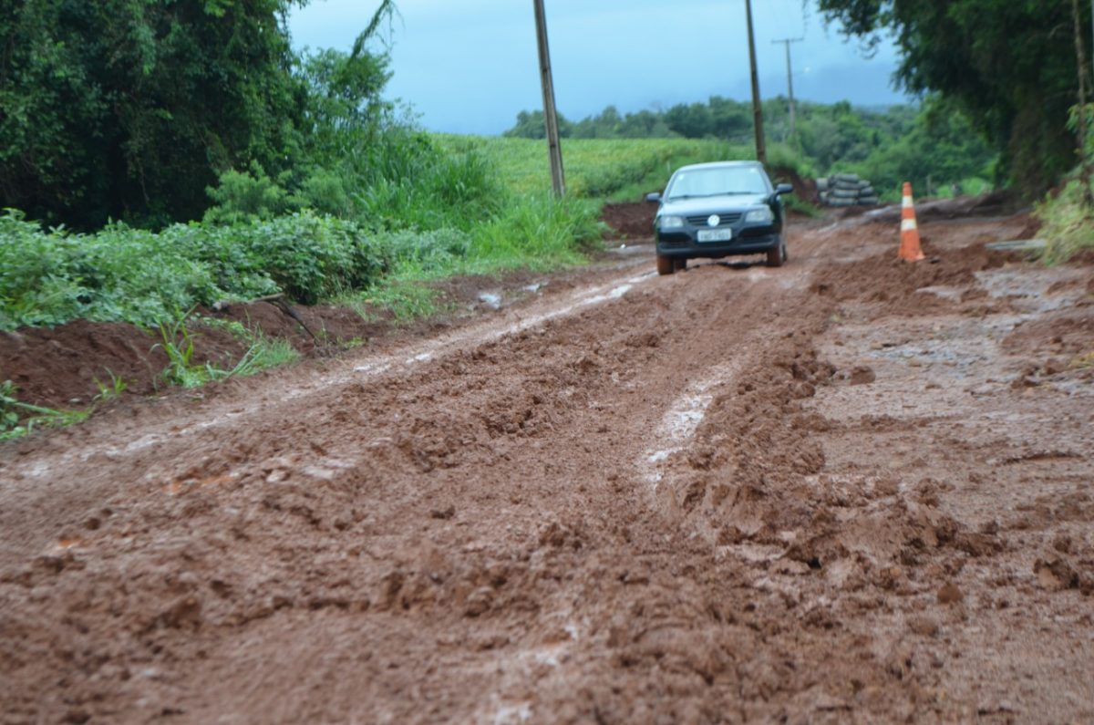 Lama formada por obras dificulta tráfego