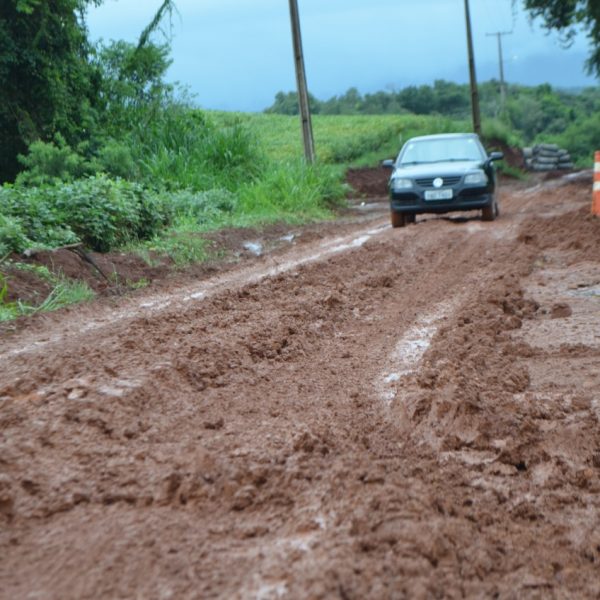 Lama formada por obras dificulta tráfego