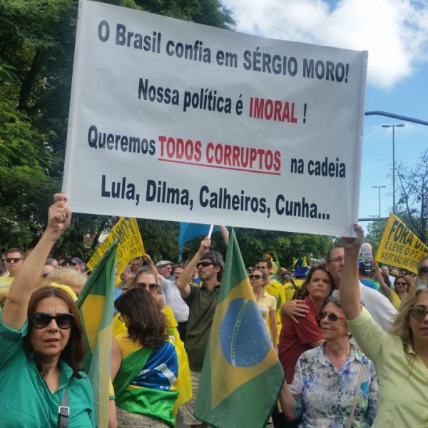 Protestos ampliam pressão sobre o governo